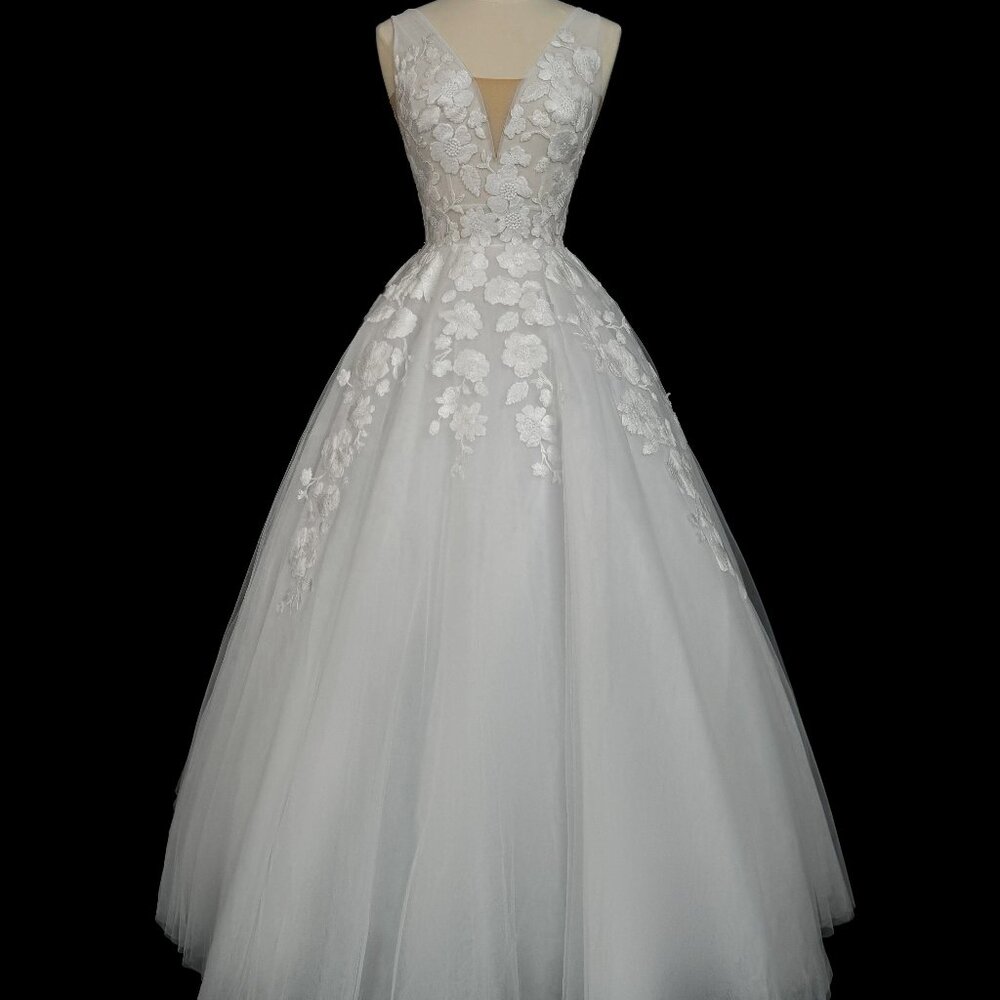 Brand New US 6 Anna Augusta Embroidered Lace Evening Gown